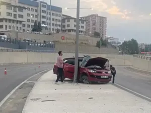 Karabük'te aydınlatma direğine çarpan otomobilin sürücüsü öldü