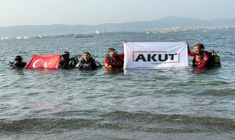 Marmara depreminin 24. yıl dönümünde batık şehre dalarak bayrak açtılar