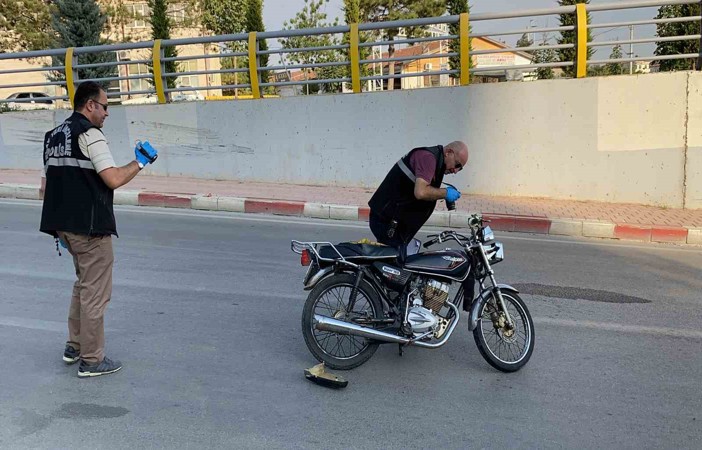 Motosiklet aydınlatma direğine çarptı: 1 ölü, 1 yaralı