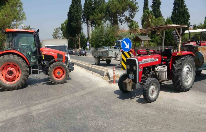 Görüşme sözü alan çiftçiler, traktörlerle kapattıkları yolu ulaşıma açtı