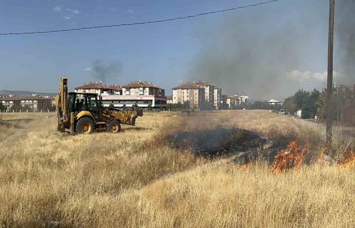 Korkutan yangını hayırsever operatör söndürdü