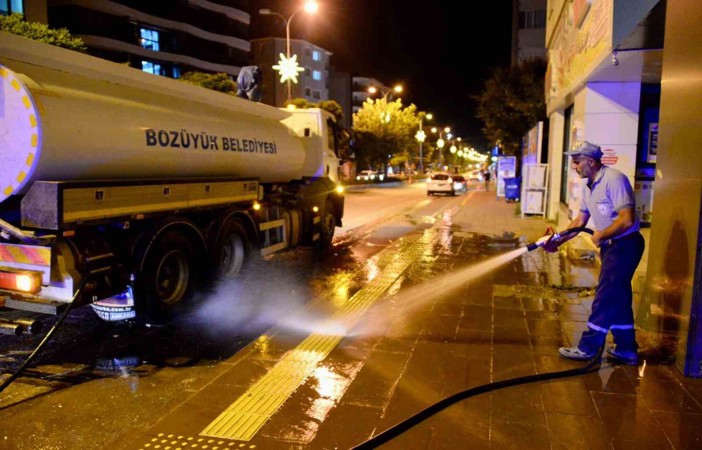 Bozüyük’te ana cadde ve kaldırımlar tazyikli suyla  yıkanarak temizleniyor