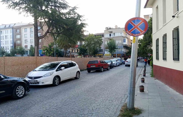 Duyarsız sürücüler ‘Park Edilmez’ levhasını umursamadı