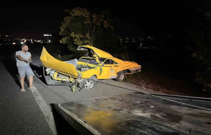 Ankara’da kontrolden çıkan otomobil ağaca çarptı: 2 ölü