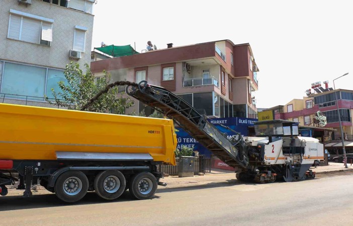 Antalya Bulvarı yan yolunda asfalt yenileme çalışması