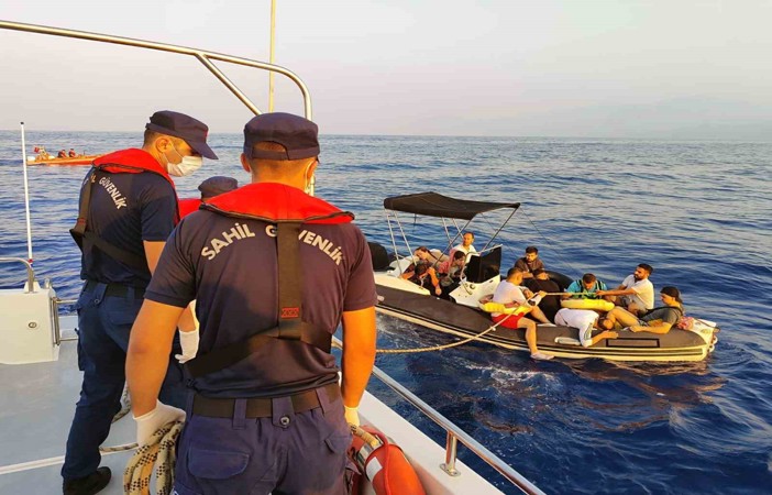 Datça’da 11 düzensiz göçmen kurtarıldı, bir göçmen kaçakçısı yakalandı