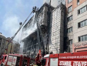 Esenyurt’ta yangın sırasında 30 katlı binadan vatandaşlar böyle kaçtı