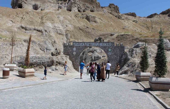 Iğdır’da vatandaşlar serinlemek için tuz mağarasına akın ediyor