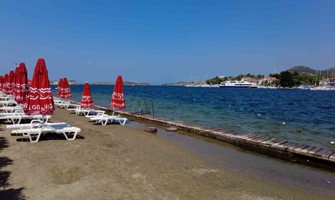 Foça’da turizmi denizanası vurdu, plajlar boş kaldı