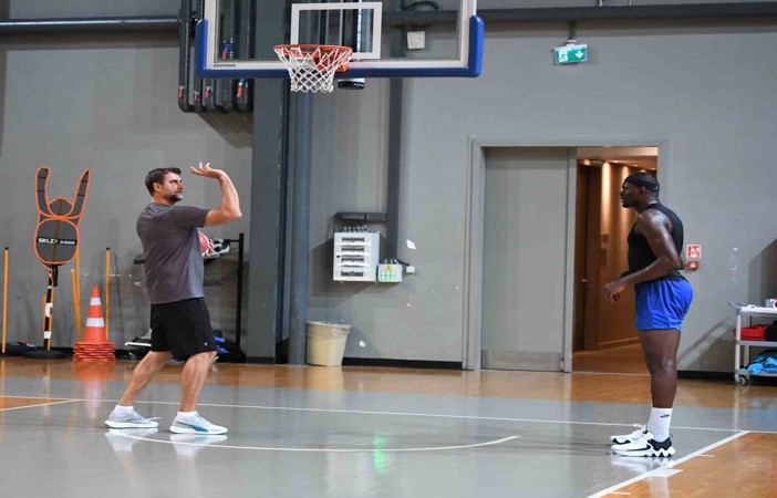 Mehmet Okur yeni sezon hazırlıklarında Tofaş A takım Staff’ında!