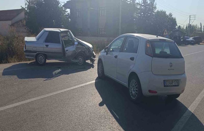 (Video) Araçlar koç gibi çarpıştı: 2 yaralı