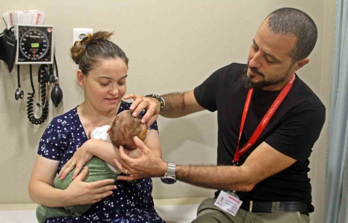 Pusetten düşüp kafatası kırılan 1 aylık bebek, başarılı ameliyatla hayata tutundu