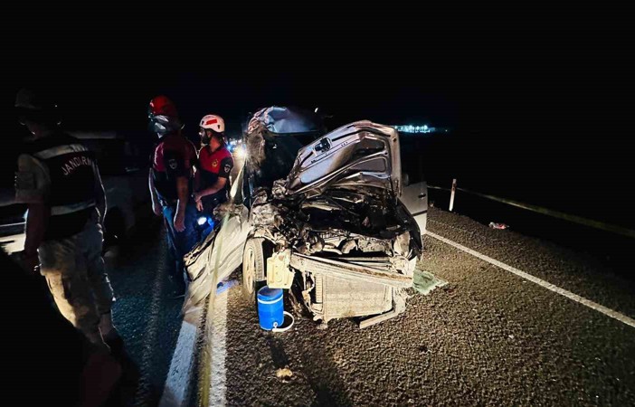 Şanlıurfa’da hafif ticari araç traktöre arkadan çarptı: 1 ölü, 3 yaralı