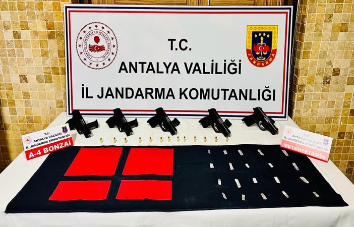 Antalya’da jandarmadan silah ve uyuşturucu madde operasyonu