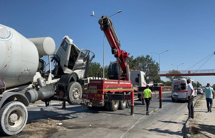 Beton mikseri önce yolcu otobüsüne, sonra ambulansa çarptı: 14 yaralı