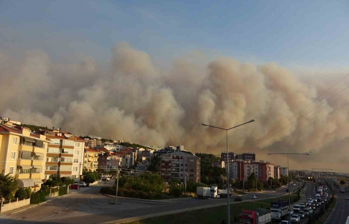 Çanakkale’de orman yangını nedeniyle şehir merkezi adeta dumanla kaplandı