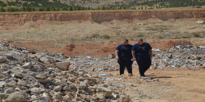 Depremzede ikizler yıkıntılar arasında anılarını arıyor