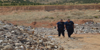 Depremzede ikizler yıkıntılar arasında anılarını arıyor