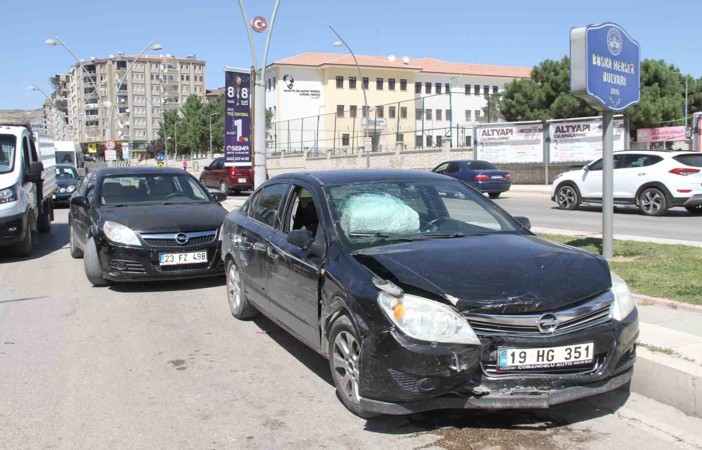 Elazığ’da zincirleme trafik kazası: 3 yaralı