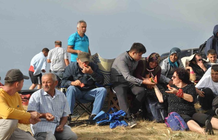 Geleneksel bayrama ulaşabilmek için traktörlere bindiler