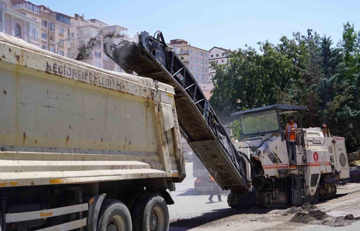 Keçiören’in sokakları sıcak asfaltla yenileniyor