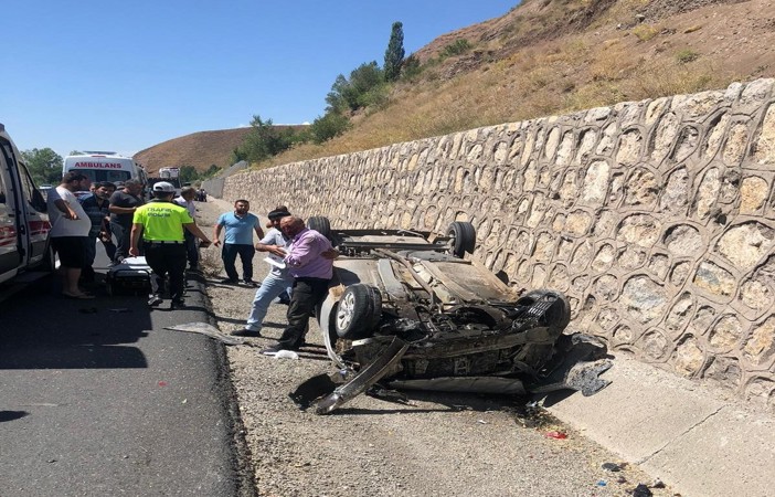 4 kişinin yaralandığı trafik kazasında adeta can pazarı yaşandı