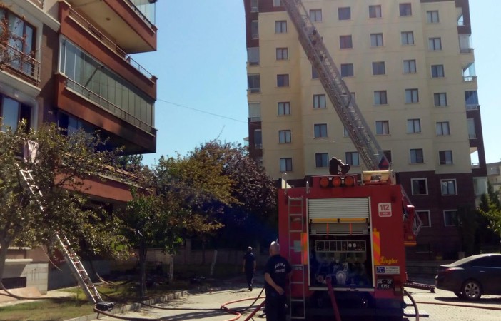 Ankara’da bir evde patlayan piknik tüpü yangına neden oldu