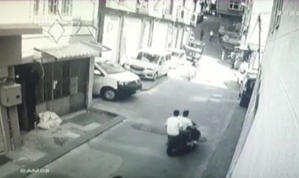 Beyoğlu’nda polis-torbacı kovalamacası kamerada