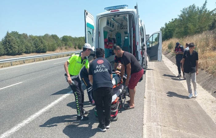 (Video) Böyle kaza bin de bir olur: Motosikletiyle babasının arabasına çarptı