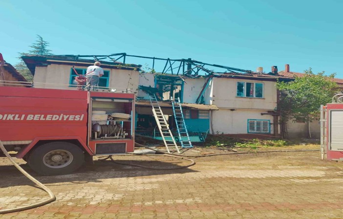 Çatıda çıkan yangın sonrası ev kullanılamaz hale geldi