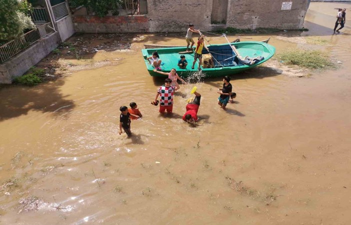 İzmir’de ana su borusu patladı: Çocuklar boş arsada yüzdü