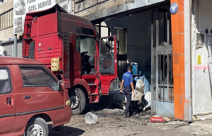 Kayseri’de tırın yakıt deposu patladı: 1’i ağır 2 yaralı