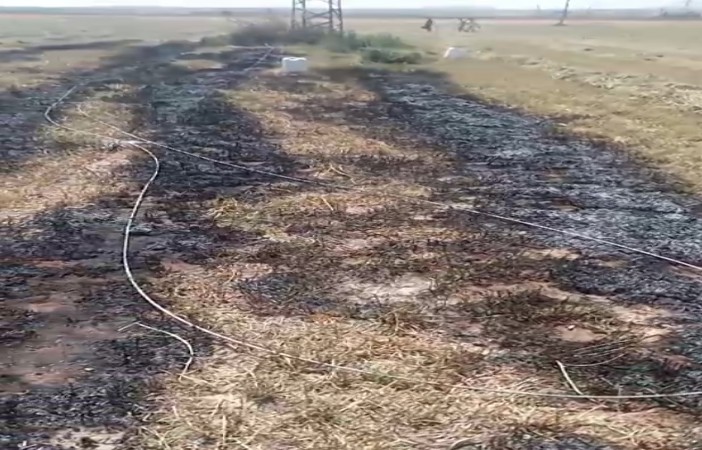 Konya’da kopan elektrik telleri tarlada yangın çıkardı