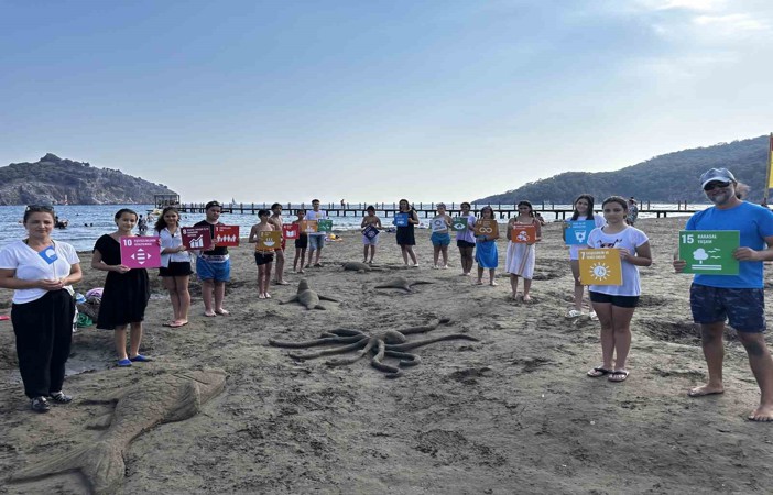 Marmarisli öğrenciler Sarıgerme’de kumdan heykeller yaptılar