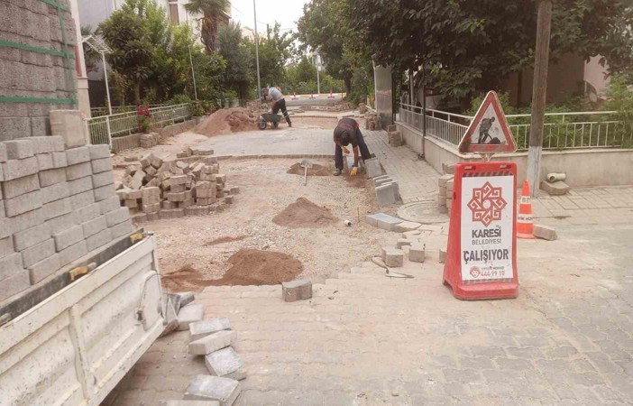 Karesi’de yollar parke taşı örülüyor