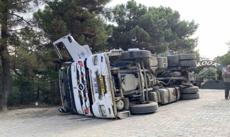 Maltepe’de mesire alanında hafriyat kamyonu devrildi: 2 işçi yaralandı