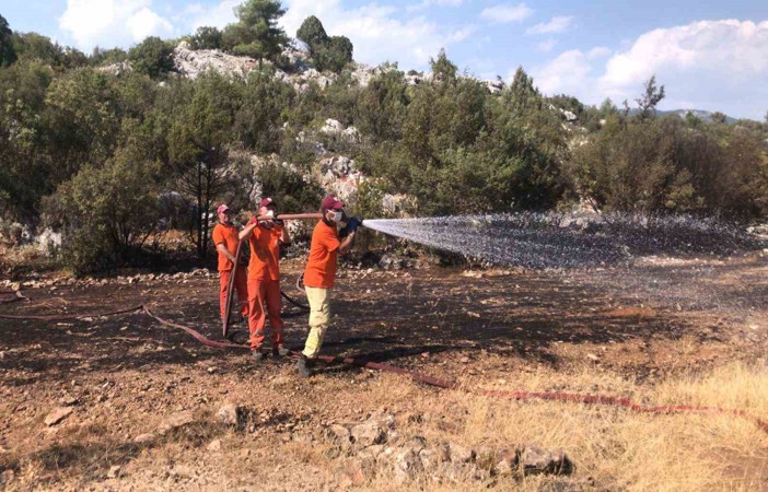 Antalya’da bozuk ormanlık alanda çıkan yangın söndürüldü