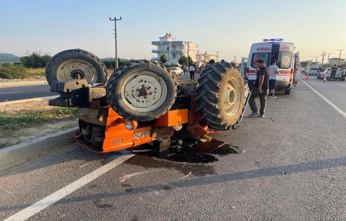 Antalya’da otomobil traktöre çarptı: 2 yaralı