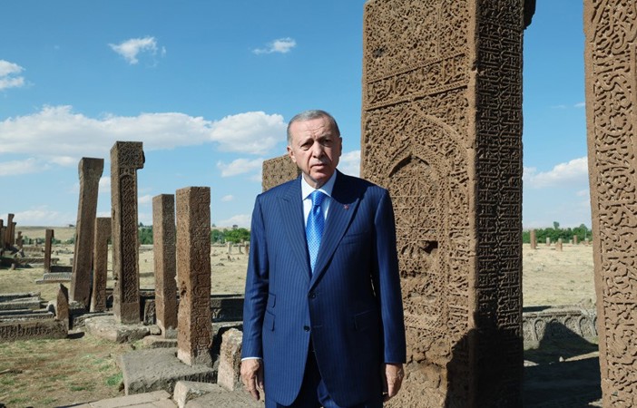 Cumhurbaşkanı Erdoğan, Ahlat Selçuklu Mezarlığı’nı ziyaret etti