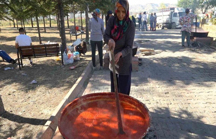 Melikgazi’de salça kaynatma günlerine yoğun ilgi