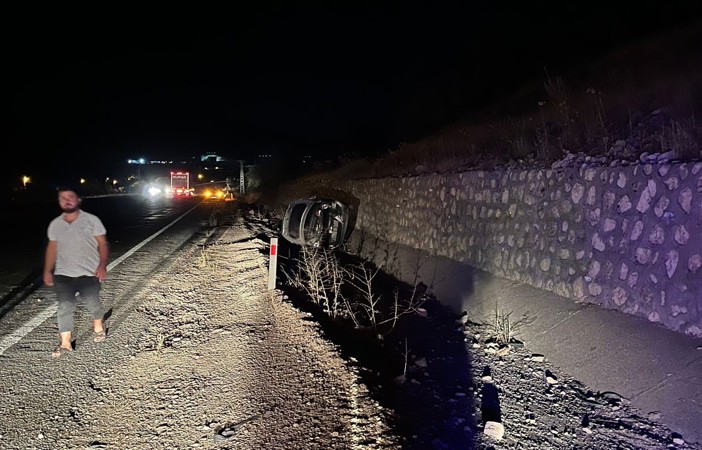 Takla atan otomobil su kanalına düştü