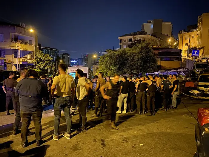 (Video) Kağıthane’de hareketli dakikalar: 2 polisin yaralandığı çatışma anı kameralara yansıdı