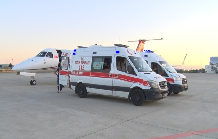 Uçak ambulans, 13 günlük bir bebek ve iki genç hasta için havalandı