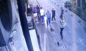 Beyoğlu’nda önce darp sonra gasp: 6 kişi etrafını çevirip telefonunu çaldı