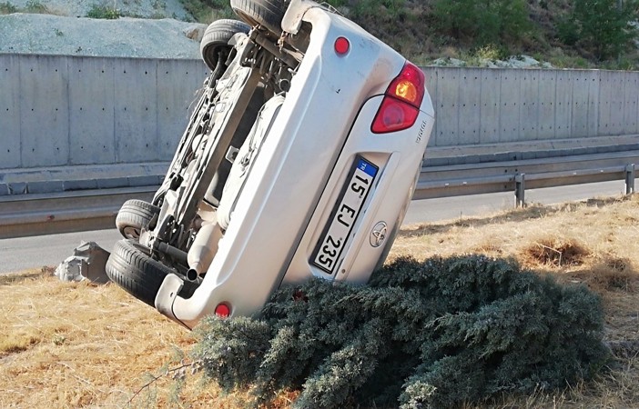 Burdur’da kontrolden çıkan otomobil takla attı, 4 kişi yaralandı