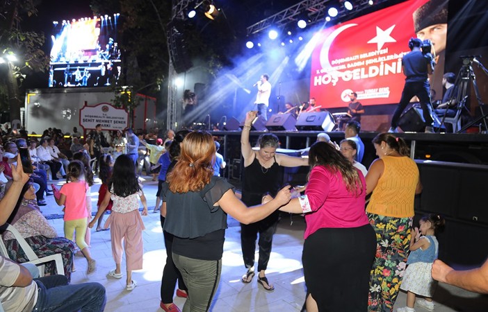 Döşemealtı Badem Şenlikleri,  karnaval havasında yapıldı