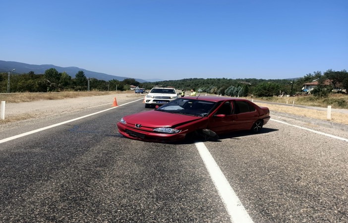 Karabük’te otomobil refüje çarptı: 2 yaralı