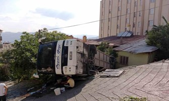 Karaman’da yokuş çıkarken geri kayan tur otobüsü evin bahçesine devrildi: 30 yaralı