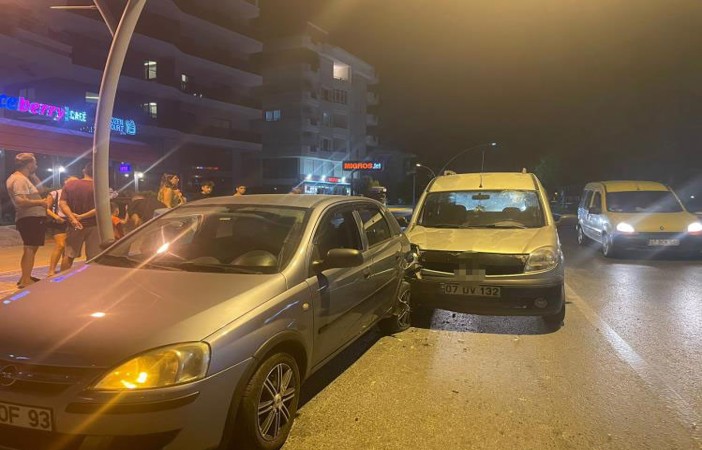 Park halindeki otomobile çarpan alkollü sürücü yaralandı