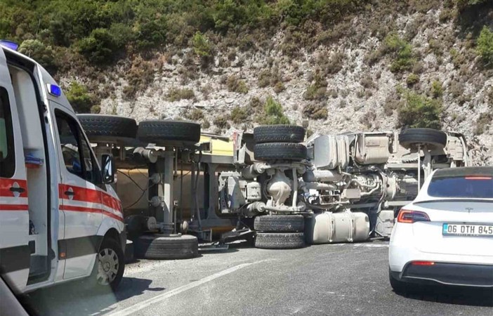 Sakar’da kamyon devrildi, yol trafiğe kapandı